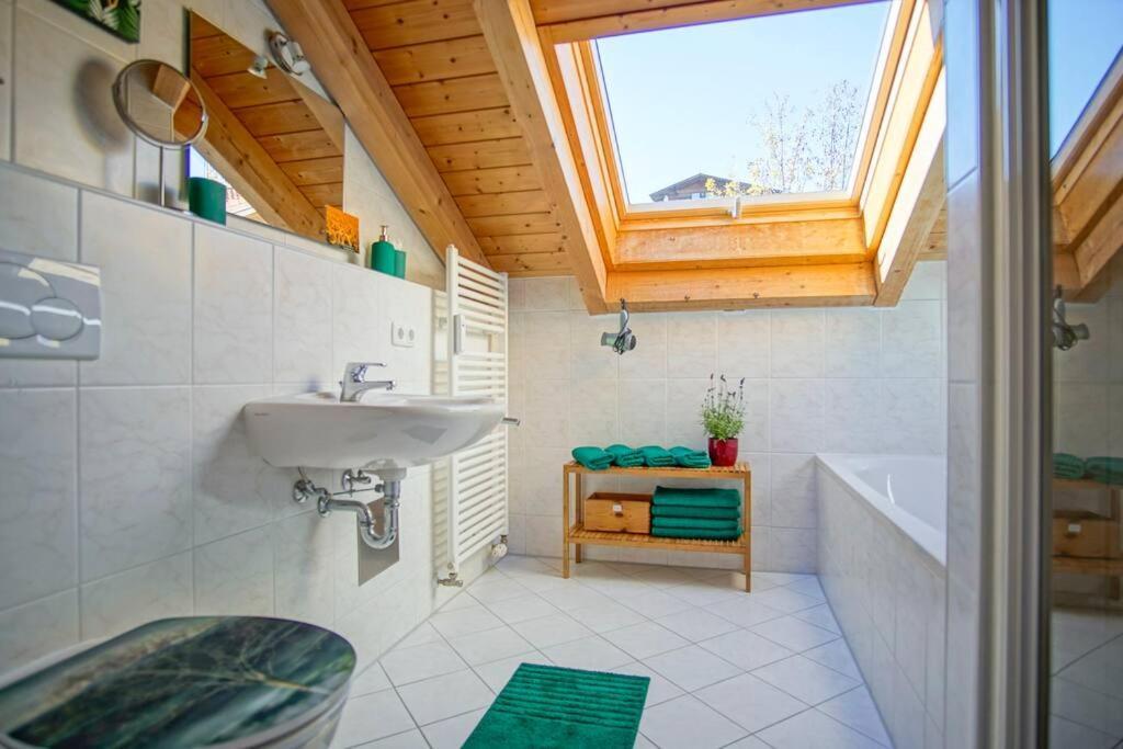 Luxury Living Near Weissensee +Balcony +Netflix Füssen Exterior foto