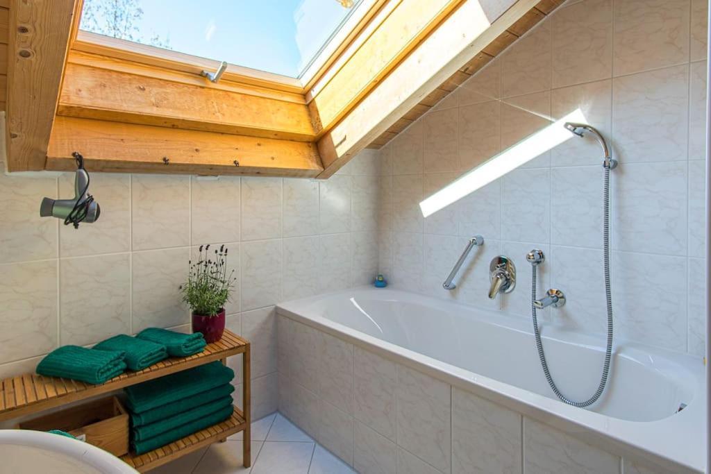 Luxury Living Near Weissensee +Balcony +Netflix Füssen Exterior foto